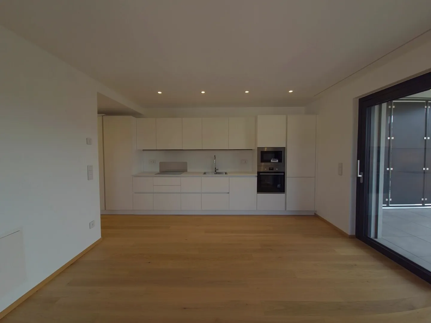 Appartamento moderno con terrazza - Foto 2 di 11