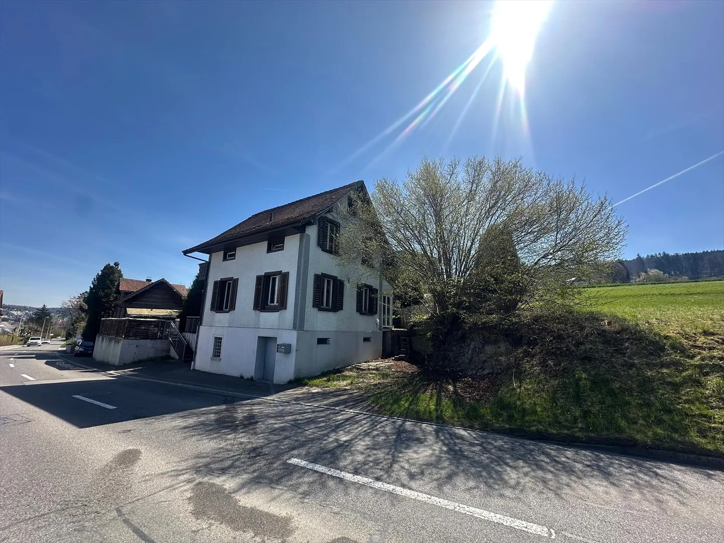 Renovationsbedürftiges 5-Zimmer-Einfamilienhaus mit separatem 2.5-Zimmer-Tiny House - Foto 1 von 10