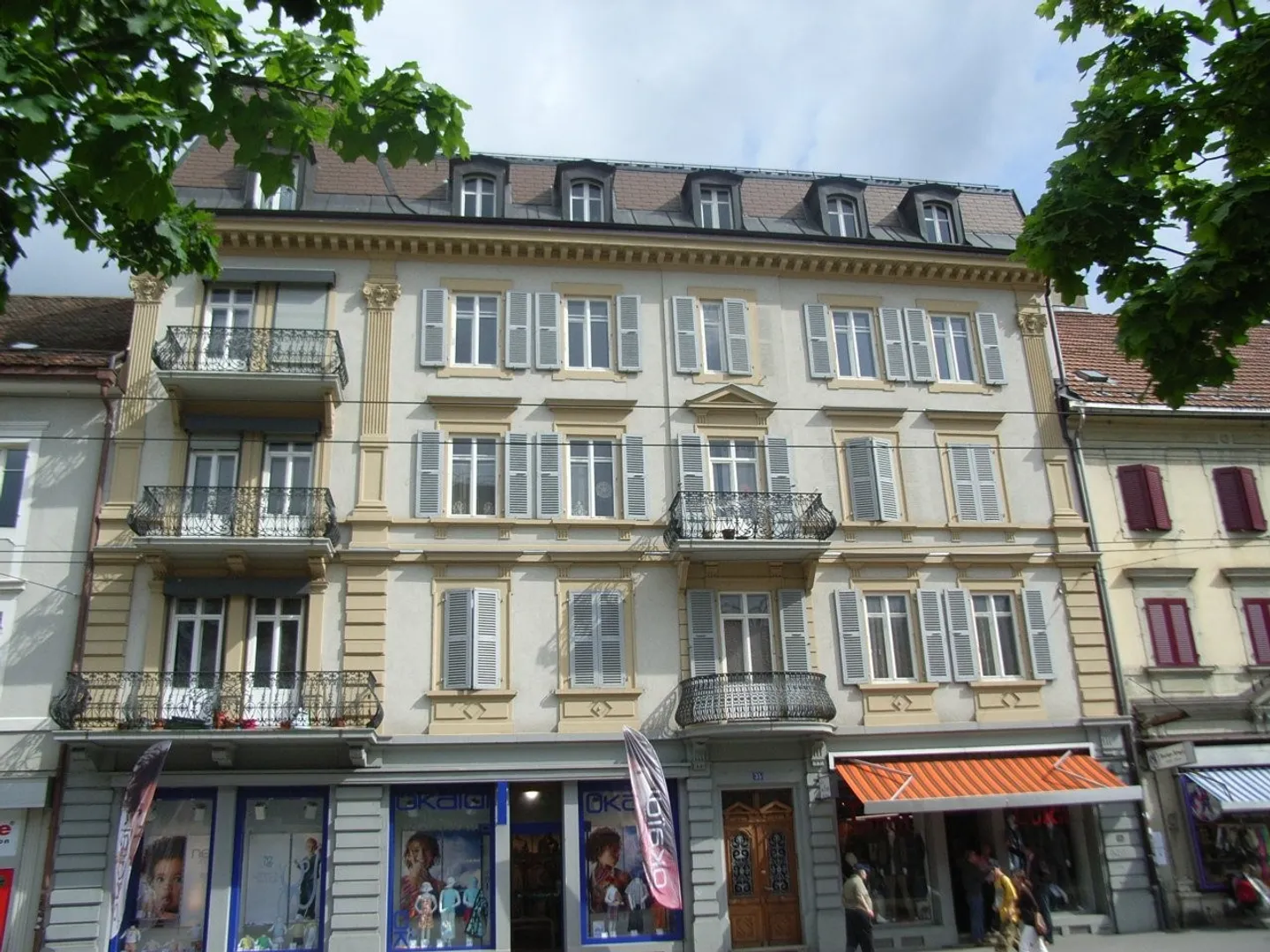 GRANDE APPARTEMENT DE 5 CHAMBRES COMPLÈTEMENT RÉNOVÉ - Photo 1 sur 2