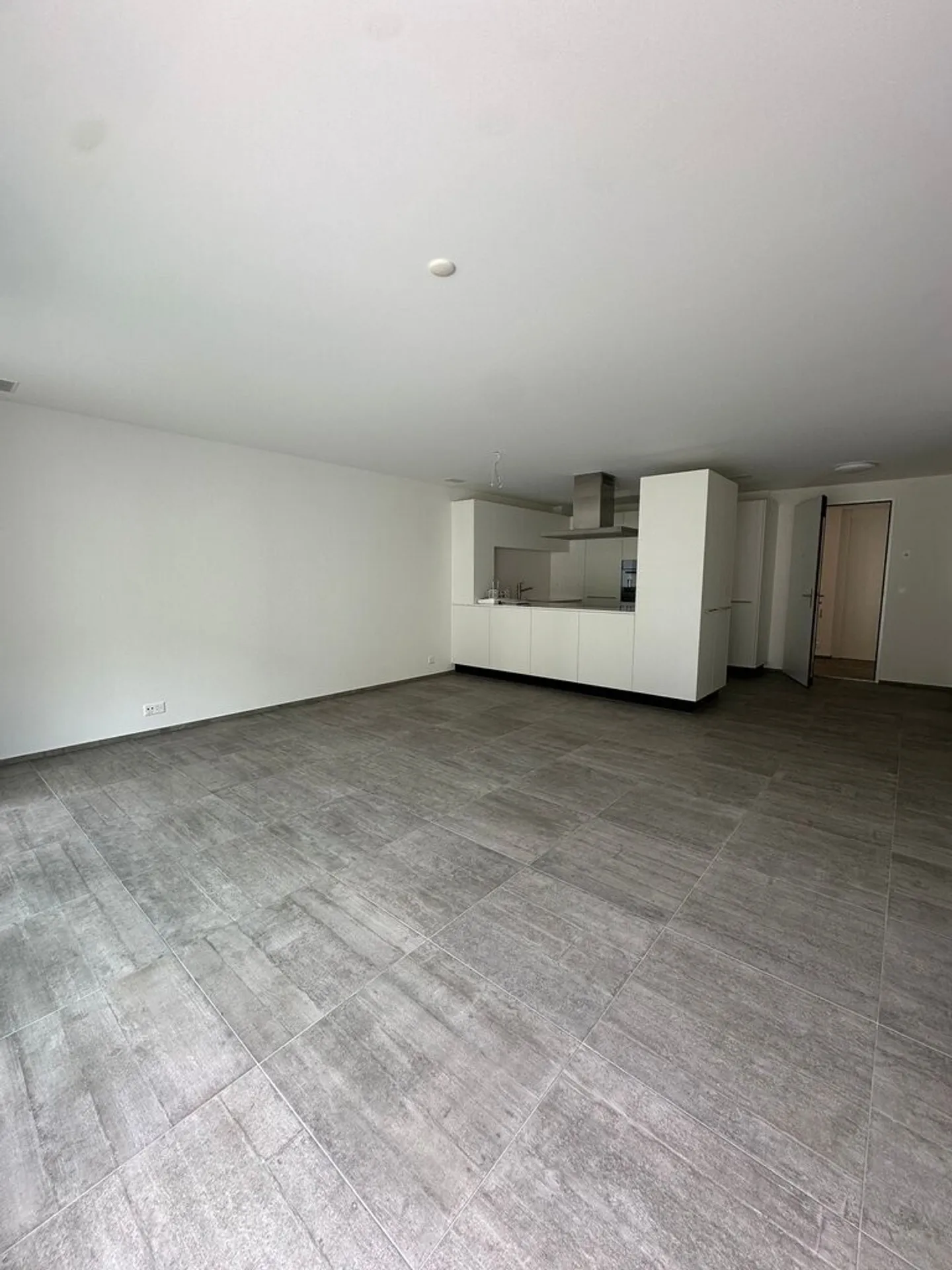 Modern 2.5 room apartment in Domat/Ems for rent! - Photo 2 of 6