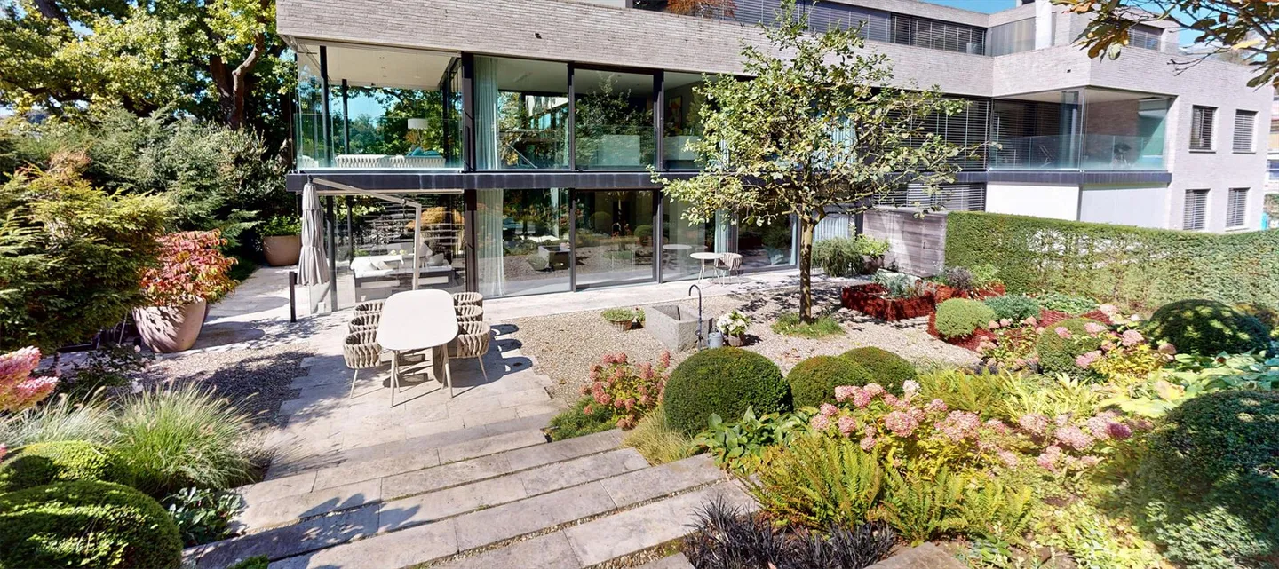 Esclusivo appartamento giardino di 6 stanze (235 mq) nella migliore posizione di Bottmingen con giardino da sogno privato - Foto 1 di 14