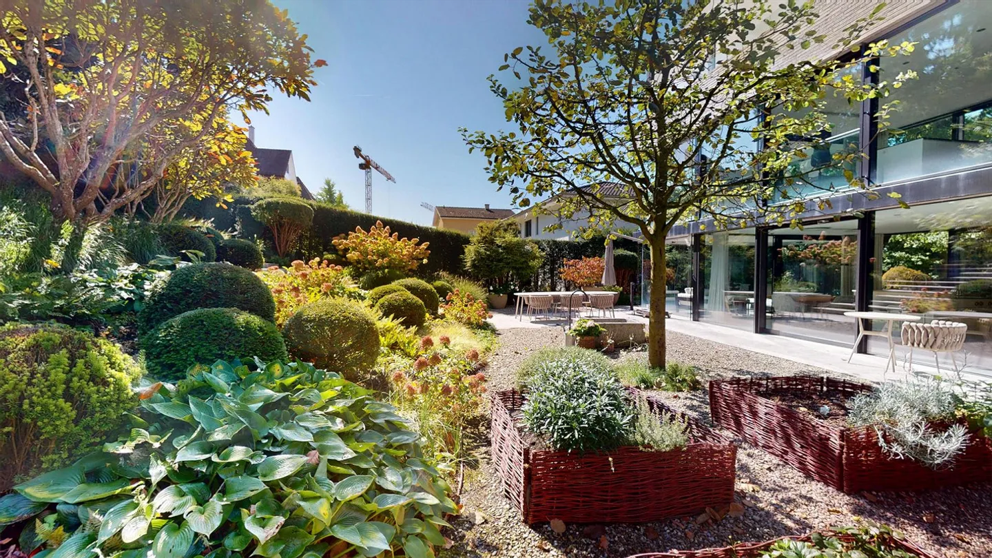 Esclusivo appartamento giardino di 6 stanze (235 mq) nella migliore posizione di Bottmingen con giardino da sogno privato - Foto 2 di 14