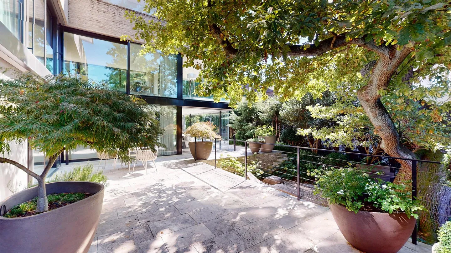 Esclusivo appartamento giardino di 6 stanze (235 mq) nella migliore posizione di Bottmingen con giardino da sogno privato - Foto 3 di 14
