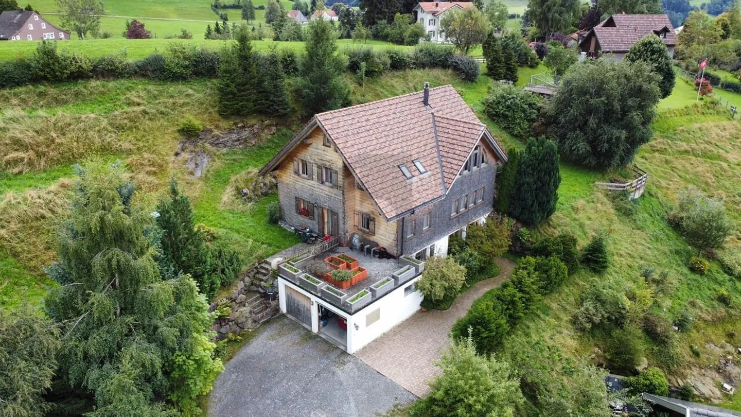 MAISON EN BOIS MASSIF AVEC ENVIRONNEMENT ET VUE LOIN! - Photo 1 sur 6