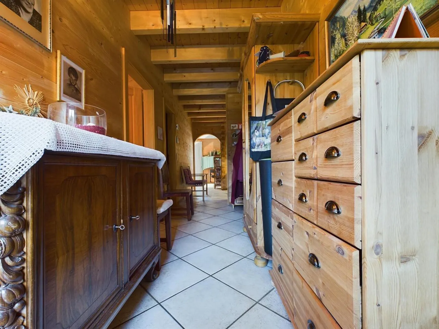 MAISON EN BOIS MASSIF AVEC ENVIRONNEMENT ET VUE LOIN! - Photo 4 sur 6