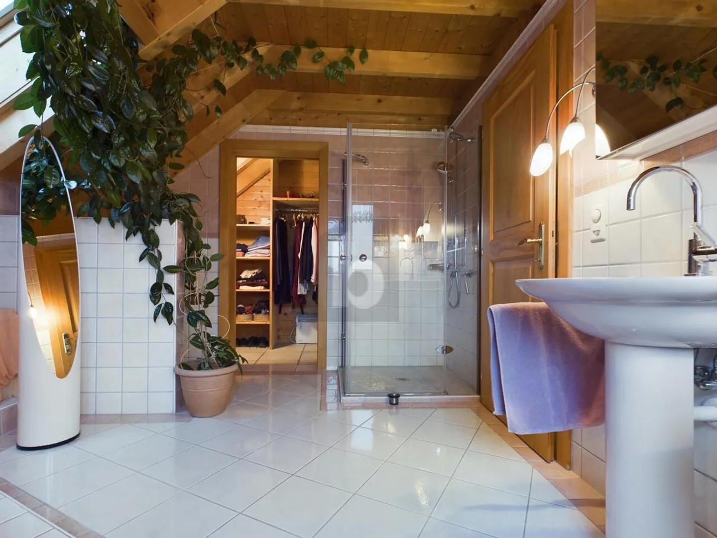 MAISON EN BOIS MASSIF AVEC ENVIRONNEMENT ET VUE LOIN! - Photo 2 sur 6