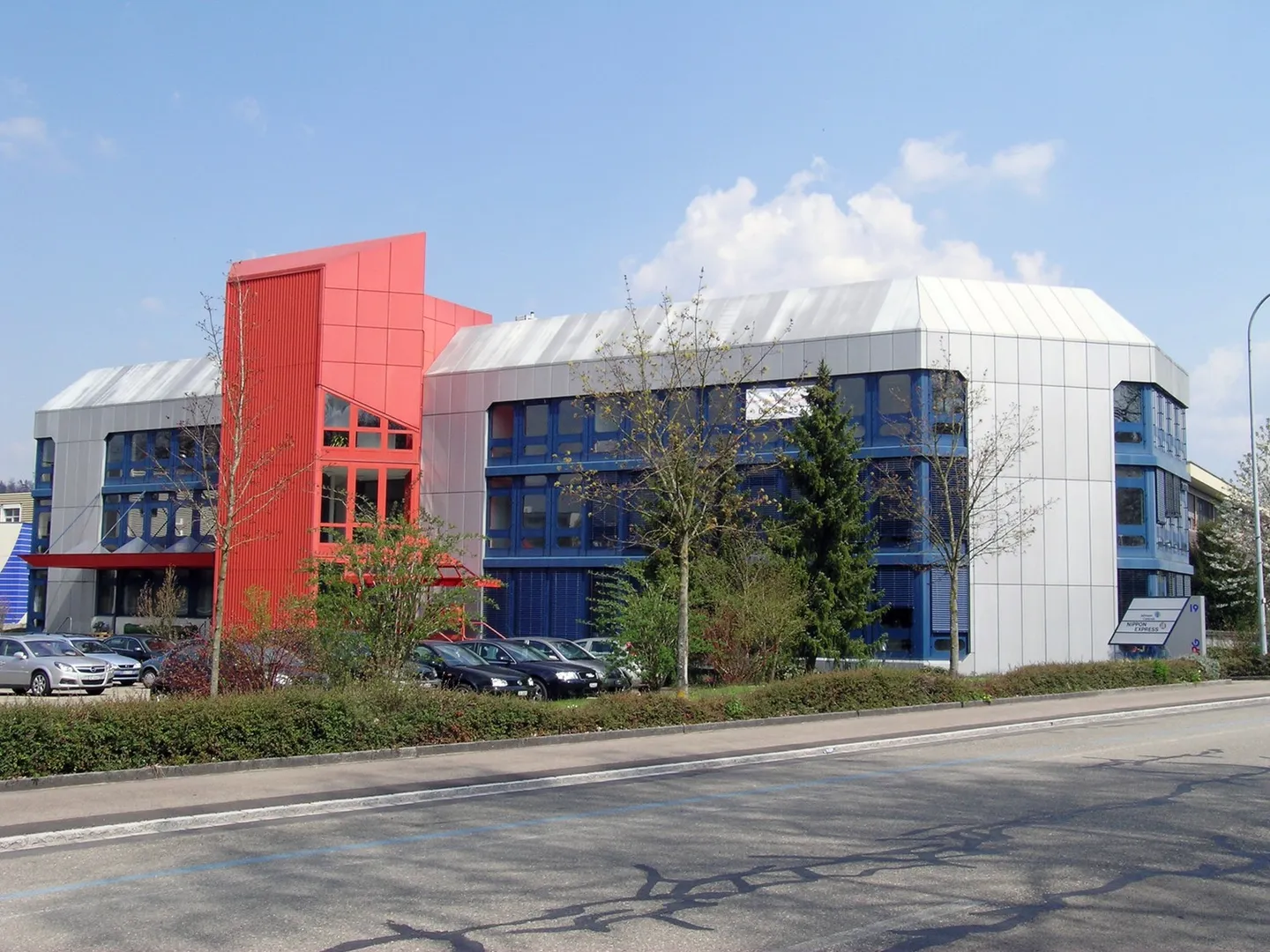 Office or Warehouse? Flexible Solutions with Potential in Bassersdorf - Photo 1 of 9