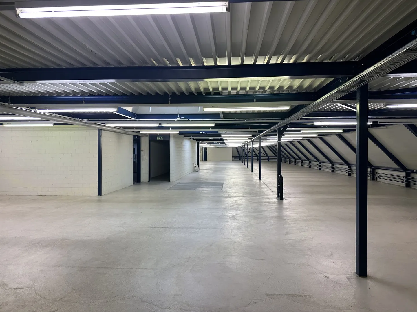 Office or Warehouse? Flexible Solutions with Potential in Bassersdorf - Photo 4 of 9
