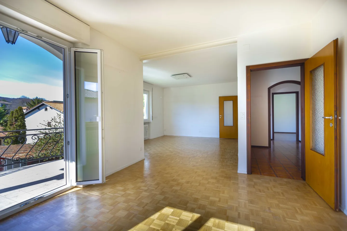 ELEGANTE VILLA BIFAMILIARE 6.5 LOCALI CON GIARDINO A BALERNA - Foto 8 di 9