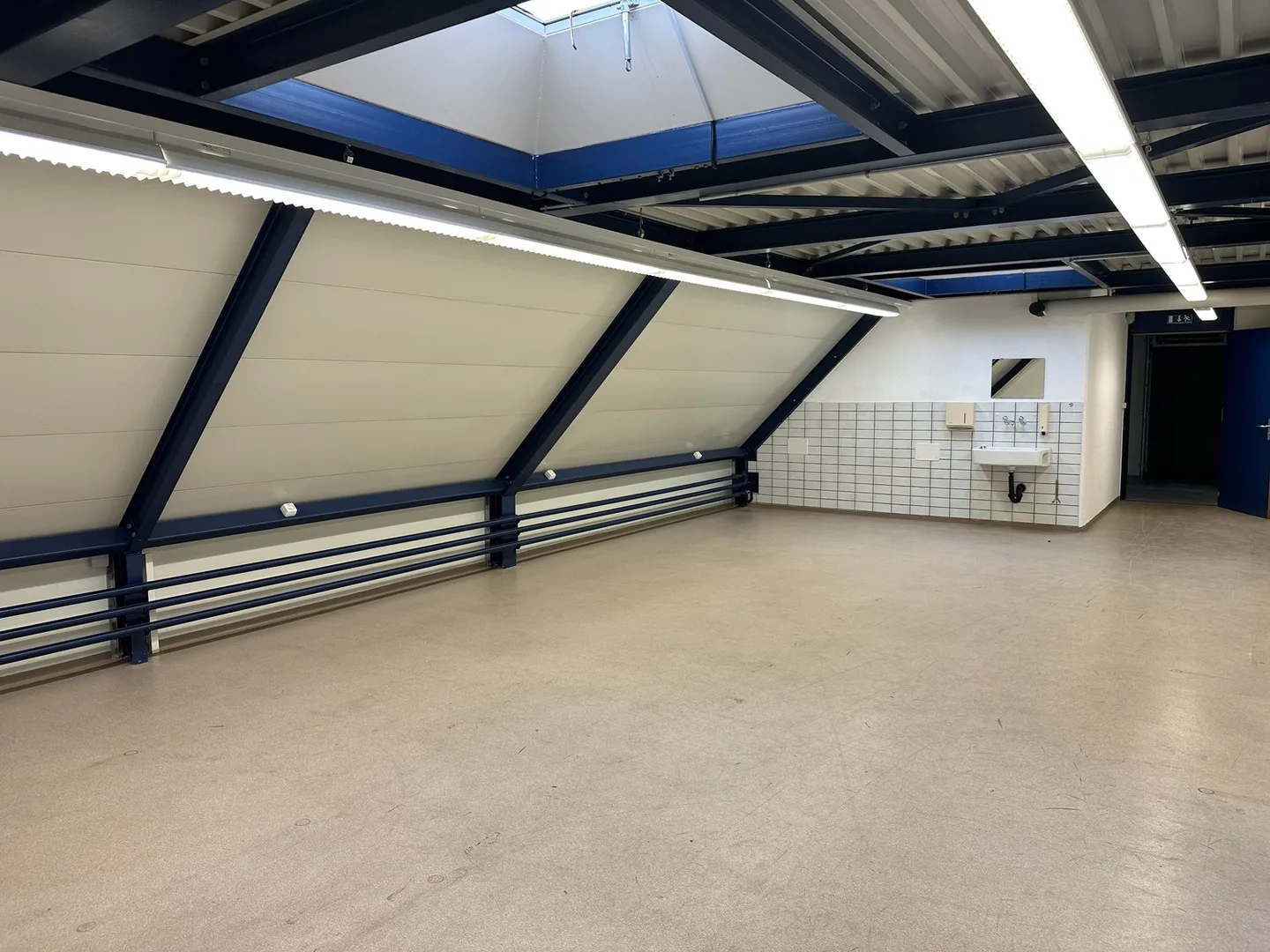 Office or Warehouse? Flexible Solutions with Potential in Bassersdorf - Photo 5 of 9