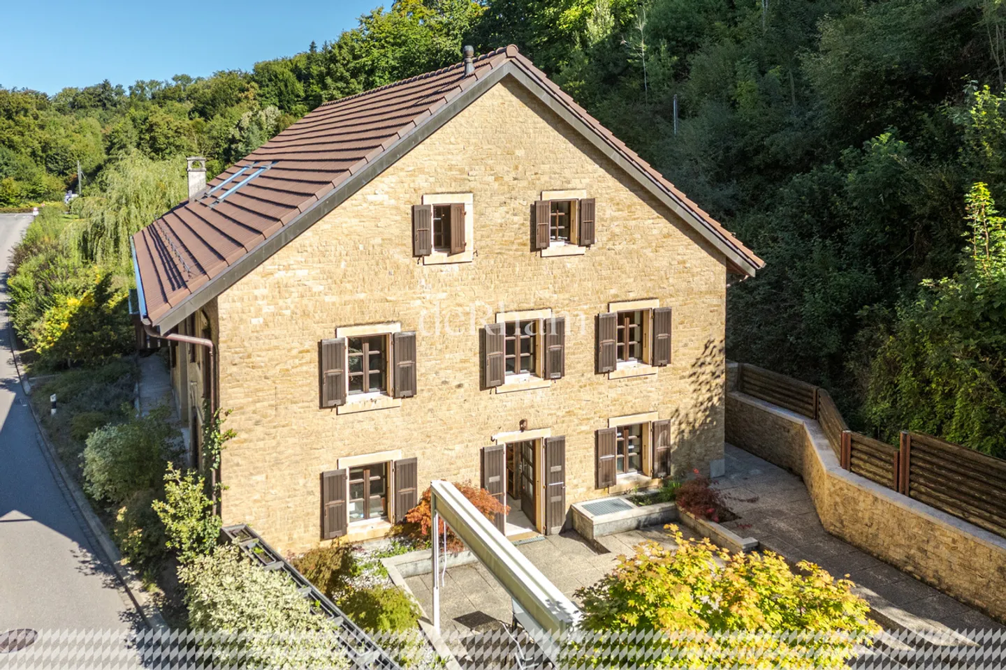 Propriété unique rénovée de 406 m² 
au cœur de la nature  - Photo 2 sur 15