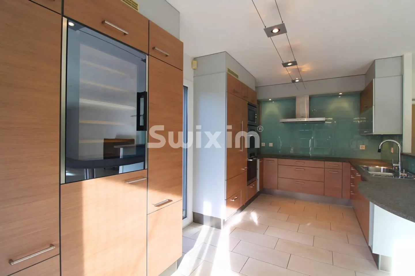 Large garden-level apartment occupying its own floor - Photo 3 of 6