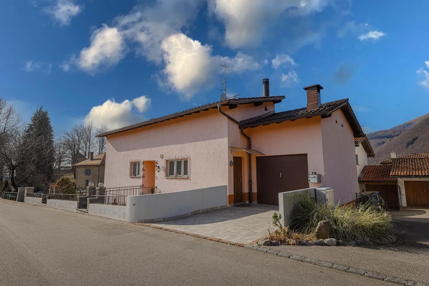 GERÄUMIGE VILLA MIT 6,5 ZIMMERN IM GRÜNEN IN BRENO - Foto 8 von 9