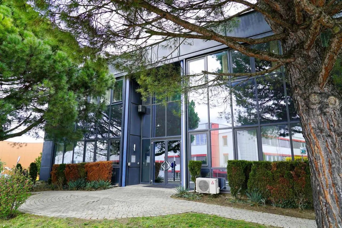 Dans un bâtiment à usage mixte, beaux espaces de bureau rénovés avec parkings extérieurs - Photo 1 sur 4