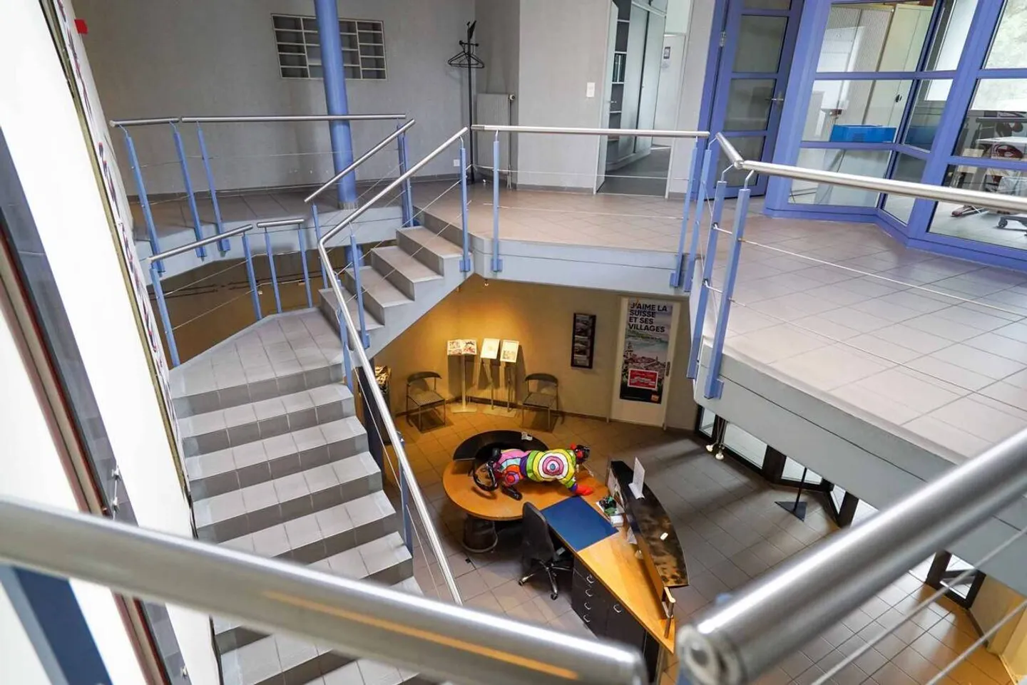 Dans un bâtiment à usage mixte, beaux espaces de bureau rénovés avec parkings extérieurs - Photo 4 sur 4