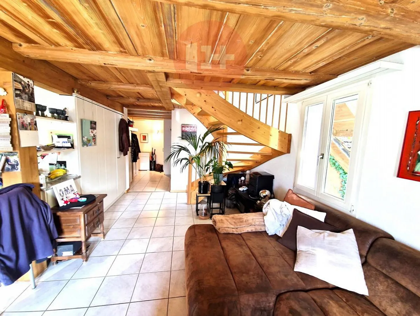 BIJOU RUSTIQUE DE 5 CHAMBRES SUR 2 ÉTAGES AVEC POÊLE SUÉDOIS ! - Photo 2 sur 8