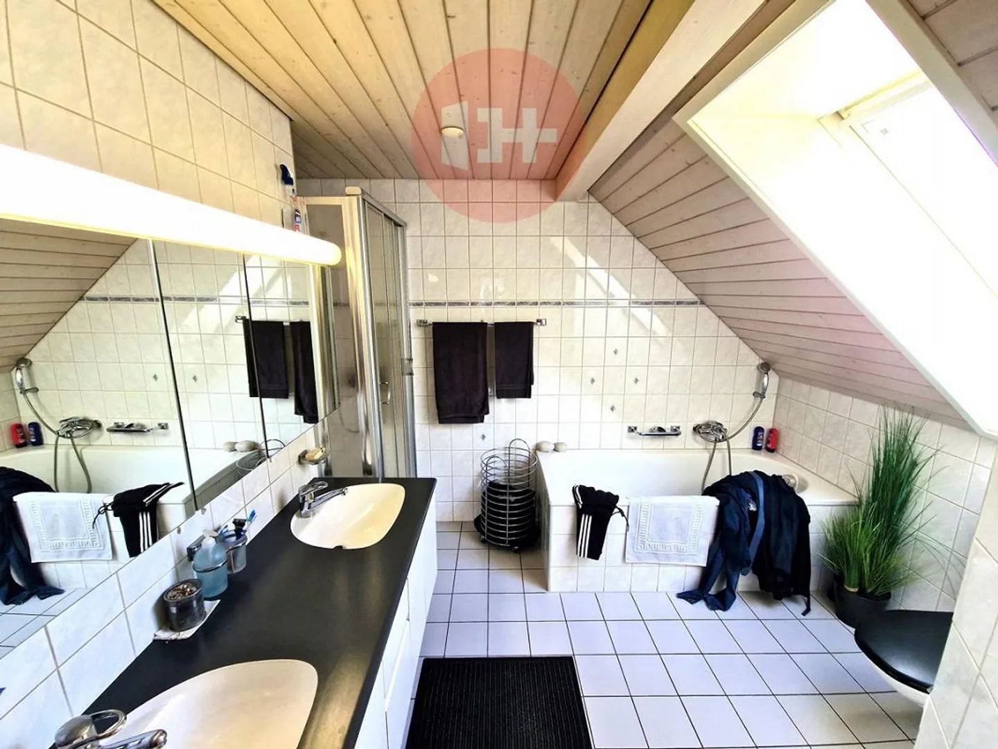 BIJOU RUSTIQUE DE 5 CHAMBRES SUR 2 ÉTAGES AVEC POÊLE SUÉDOIS ! - Photo 6 sur 8