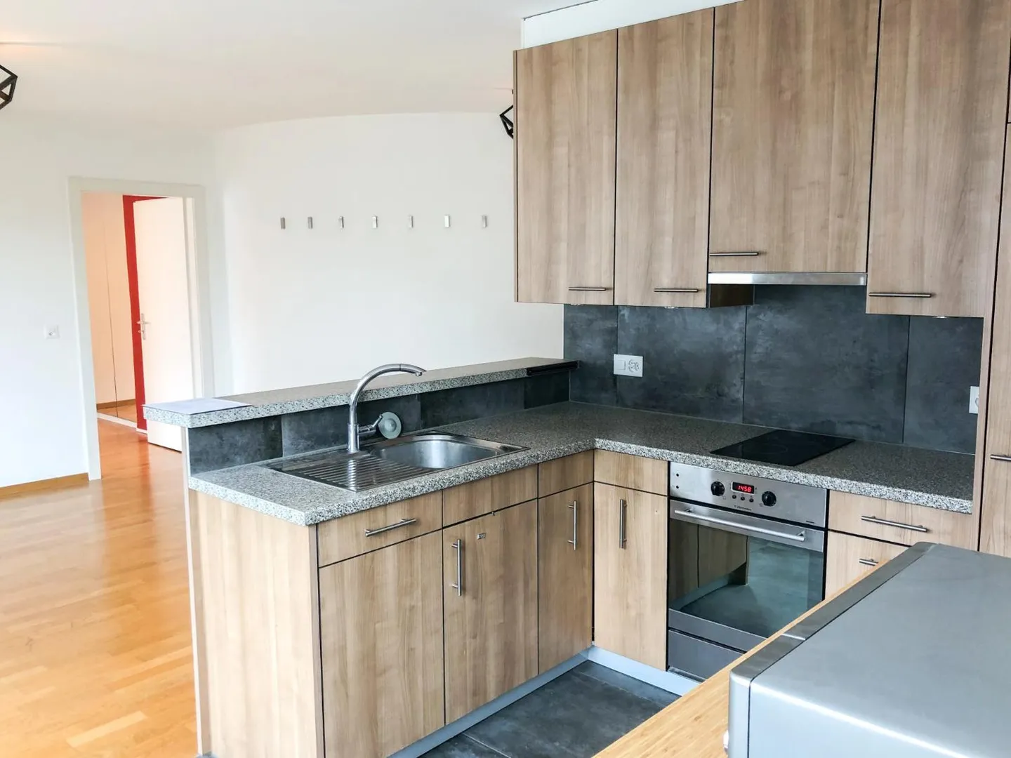 Bel appartement de 2,5 pièces près du centre-ville et des commodités. - Photo 2 sur 8