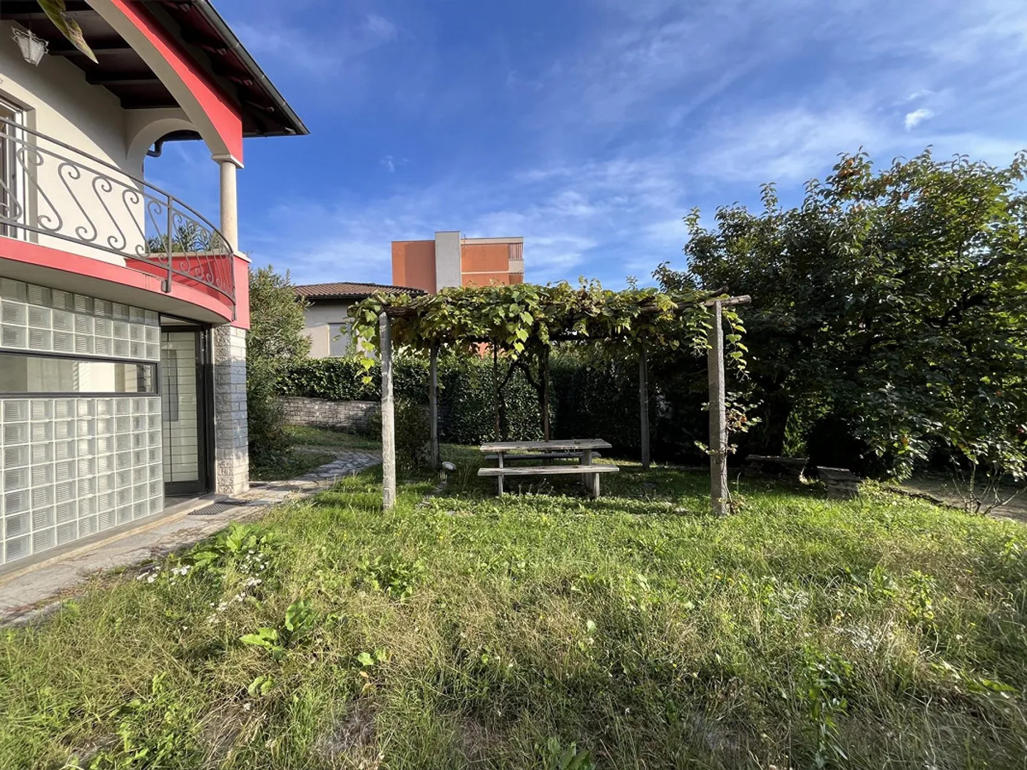 BRIGHT VILLA 6.5 WITH FLAT GARDEN IN BALERNA - Photo 1 of 10