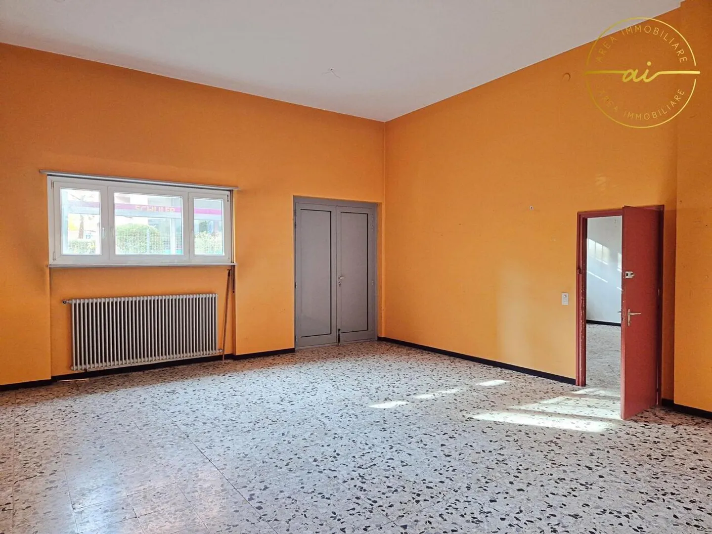 COMMERCIAL SPACE WITH WINDOW IN CENTRAL AREA - Photo 2 of 4