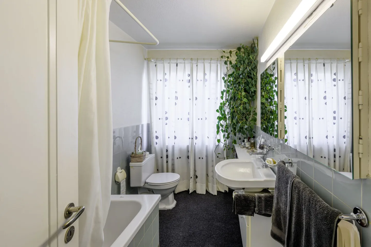 Semi-Detached House with Unobstructed Views of the Alps and Lake Zurich - Photo 6 of 12