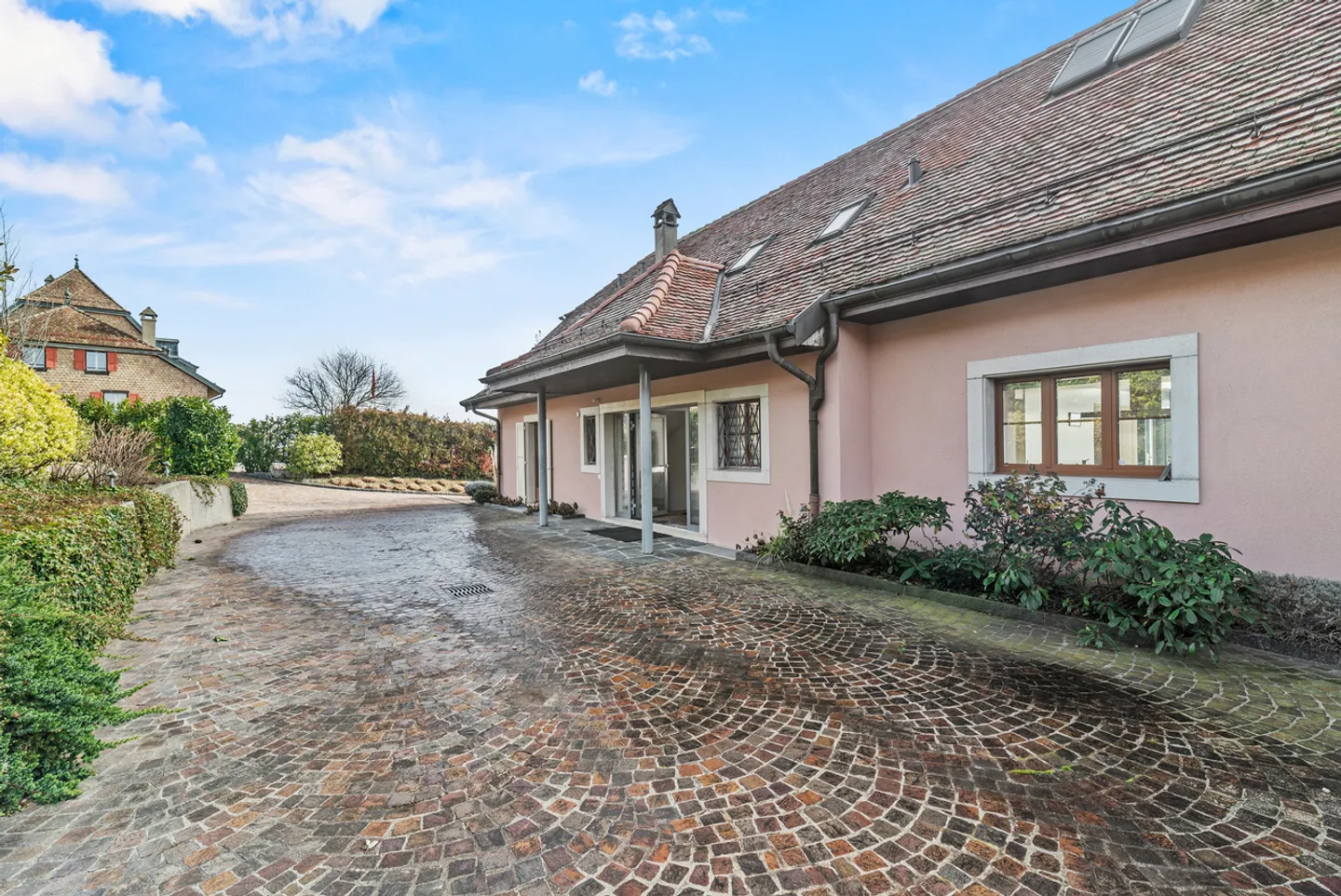 Charming property, panoramic view and swimming pool, in Mont-sur-Rolle - Photo 4 of 12