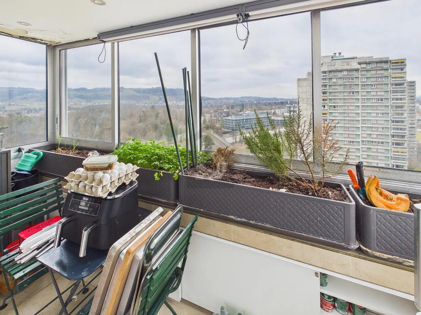 MODERN IN CENTRAL LOCATION - Photo 5 of 6