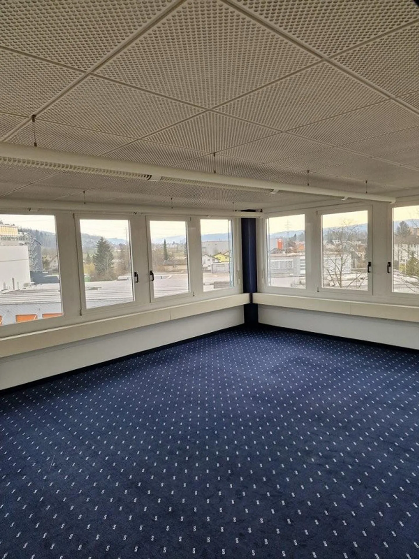 Ausgebautes Büro nahe Aarau - Foto 2 von 4