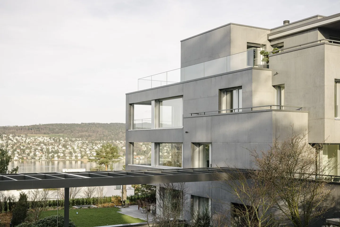 Exklusive 3.5-Zimmerwohnung mit unverbaubarem See- und Bergblick - Foto 1 von 8