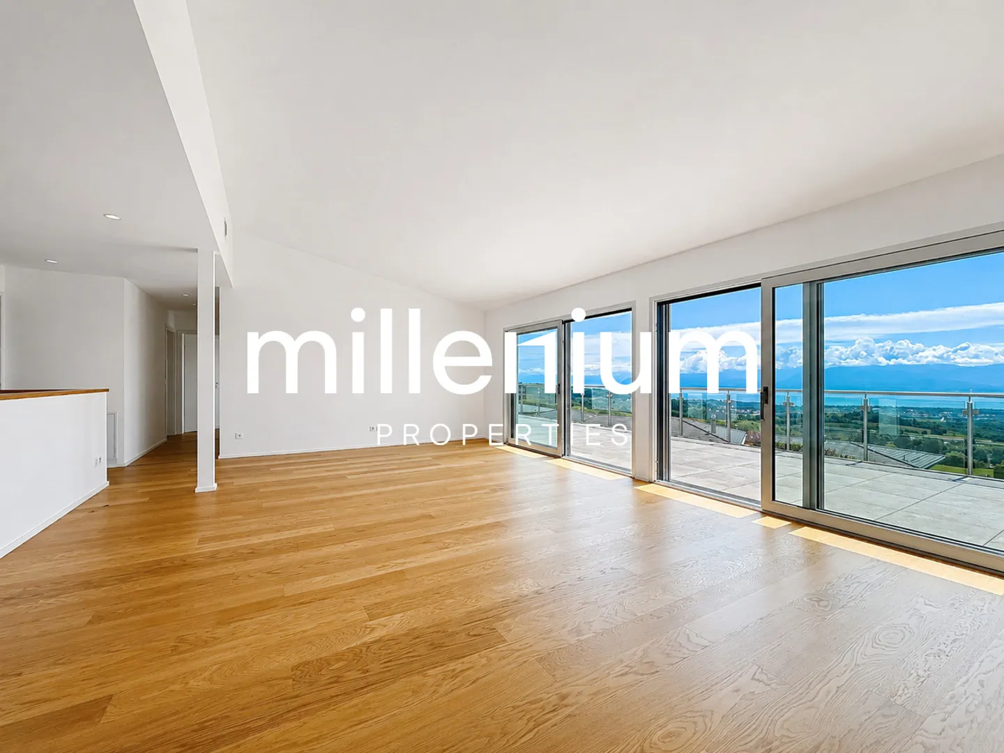 Luxurious villa with a panoramic view of the mountains and lake - Foto 2 von 15