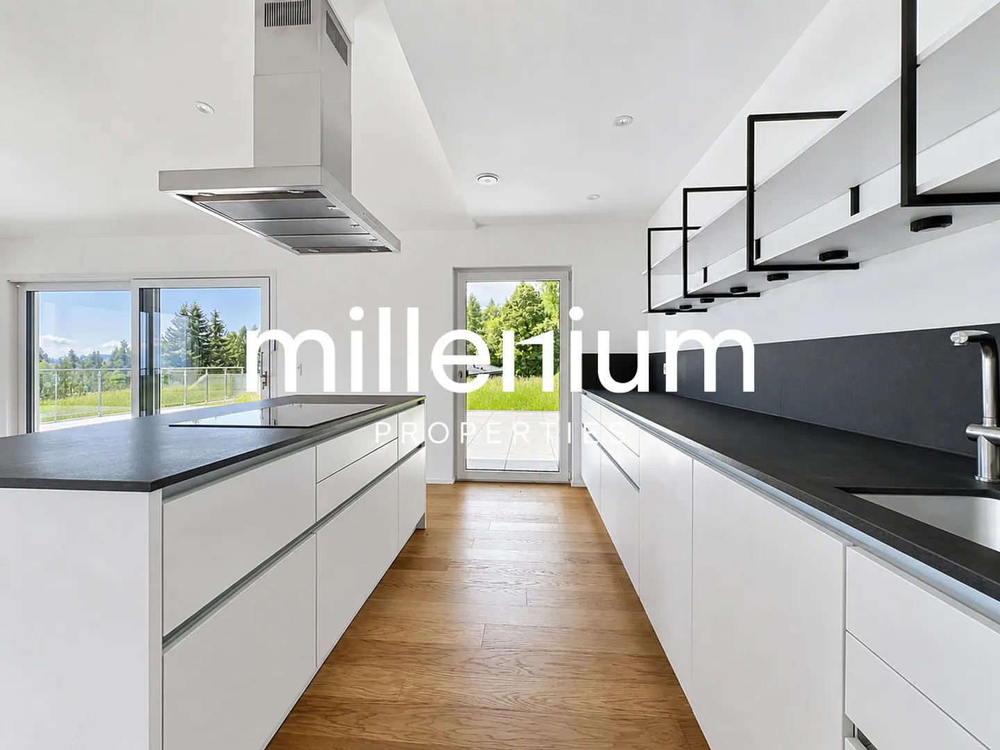 Luxurious villa with a panoramic view of the mountains and lake - Foto 4 von 15