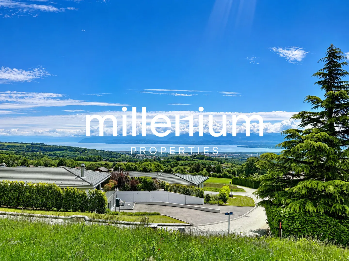 Luxurious villa with a panoramic view of the mountains and lake - Foto 1 von 15