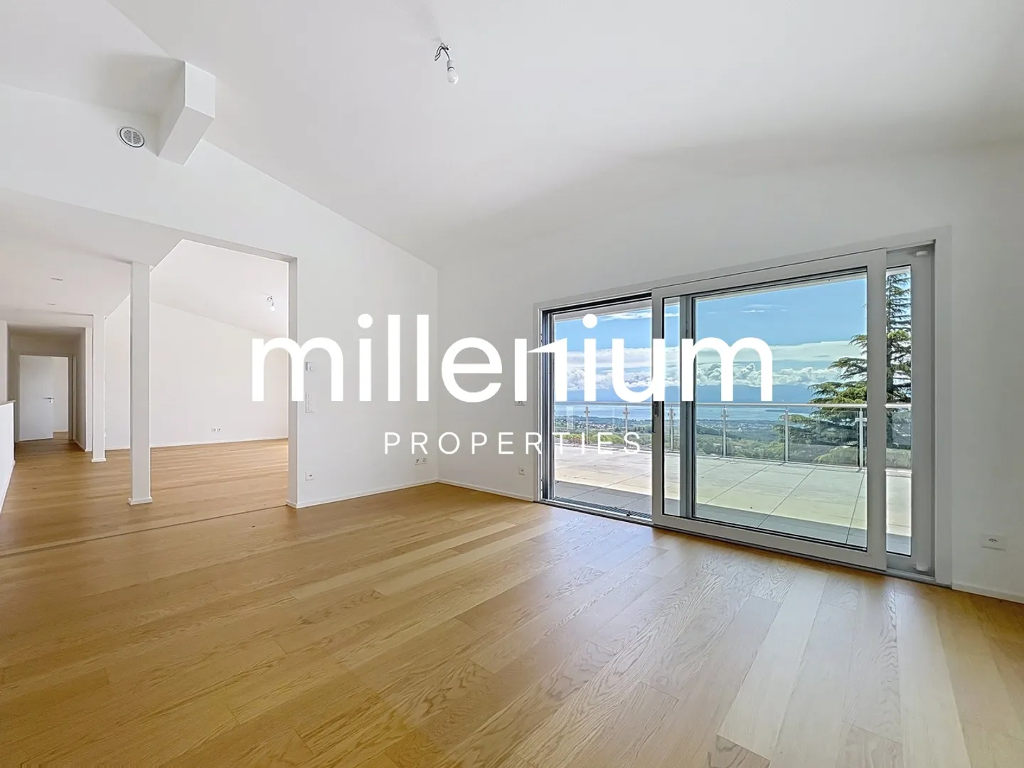 Luxurious villa with a panoramic view of the mountains and lake - Foto 5 von 15