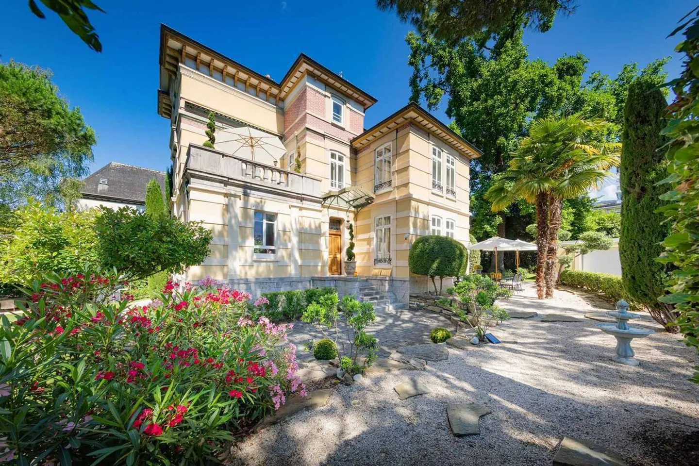 Prestigious property just steps from the lake - Photo 1 of 12