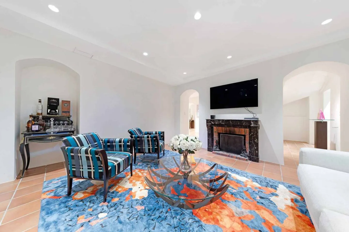 Prestigious property just steps from the lake - Photo 6 of 12