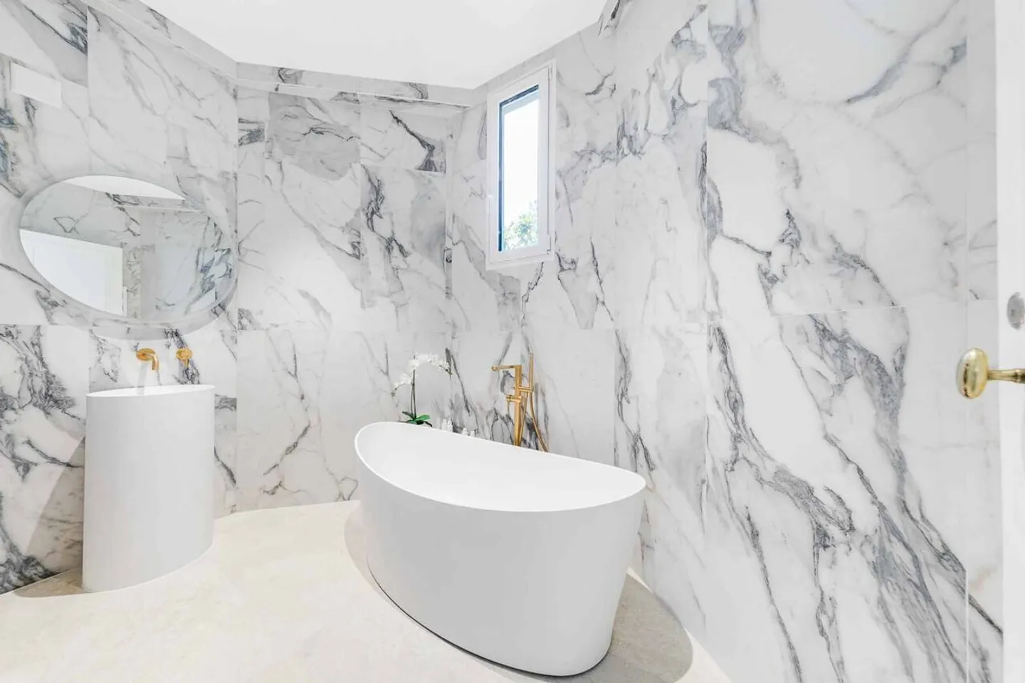 Prestigious property just steps from the lake - Photo 8 of 12