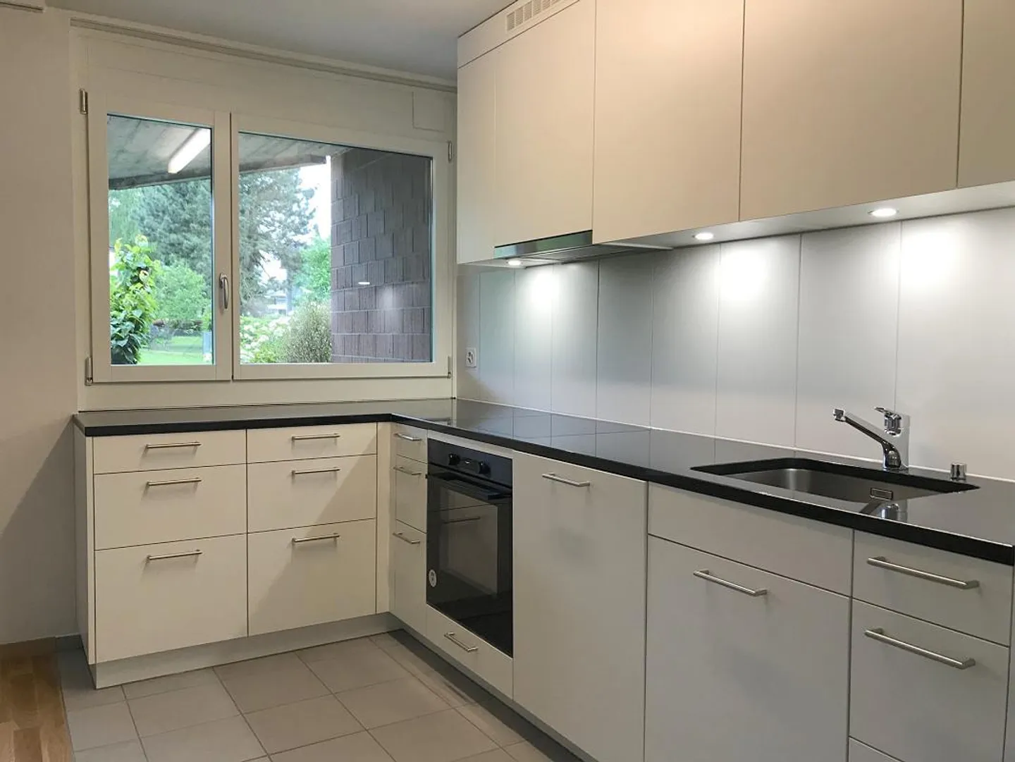 Appartement lumineux de 4,5 pièces avec patio et vue sur la verdure - Photo 2 sur 12