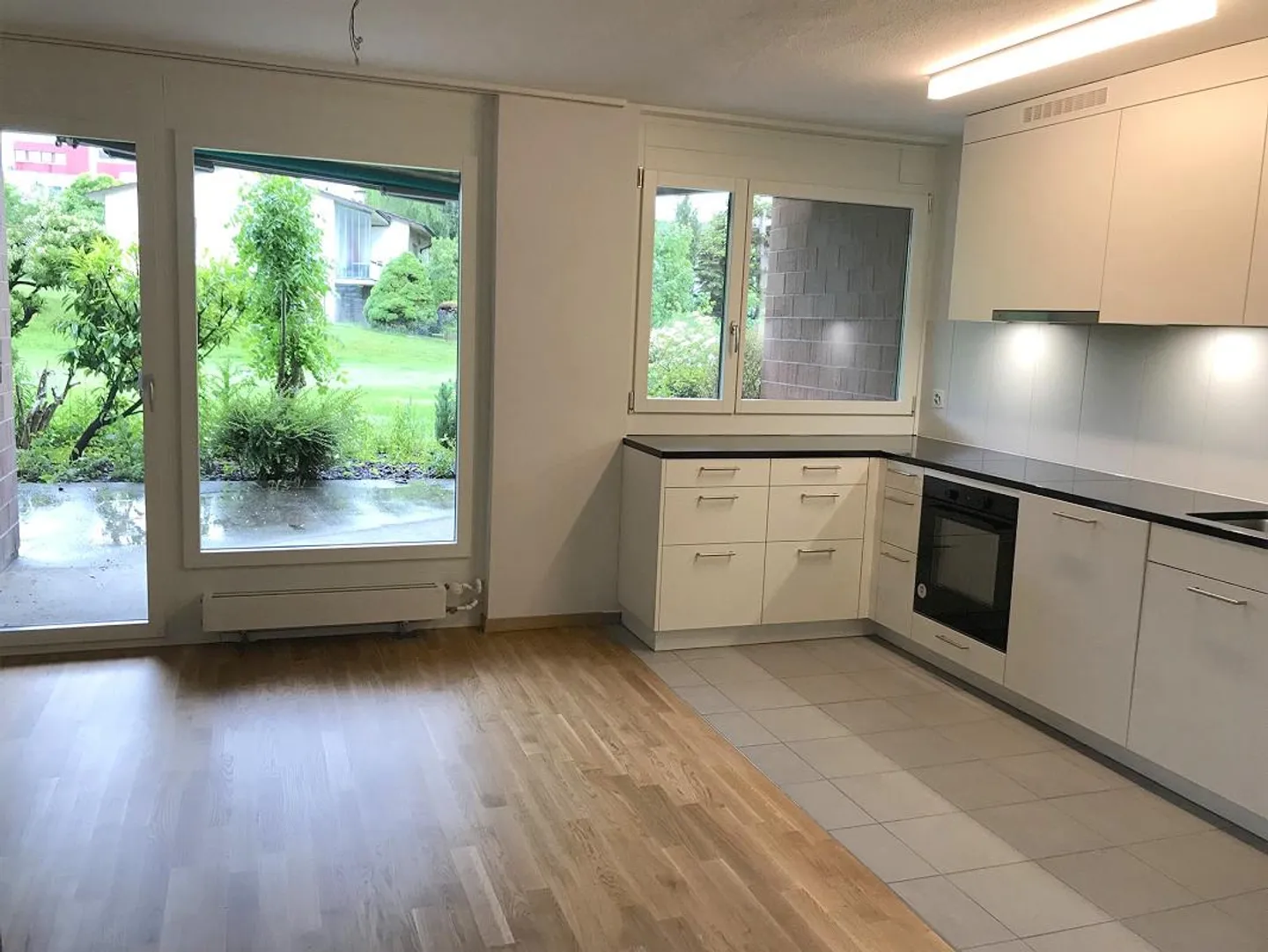 Appartement lumineux de 4,5 pièces avec patio et vue sur la verdure - Photo 3 sur 12