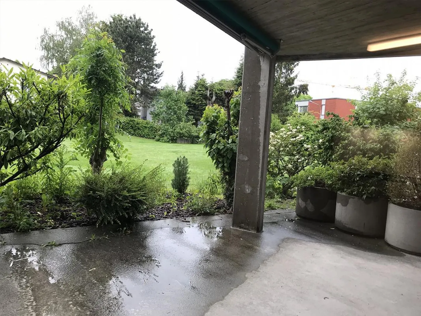 Appartement lumineux de 4,5 pièces avec patio et vue sur la verdure - Photo 4 sur 12
