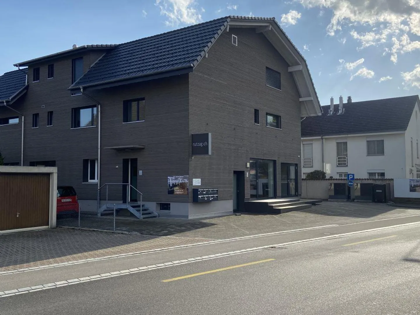 EMPLACEMENT TRÈS FRÉQUENTÉ | IDÉAL COMME BUREAU OU SALLE D'EXPOSITION - Photo 2 sur 5