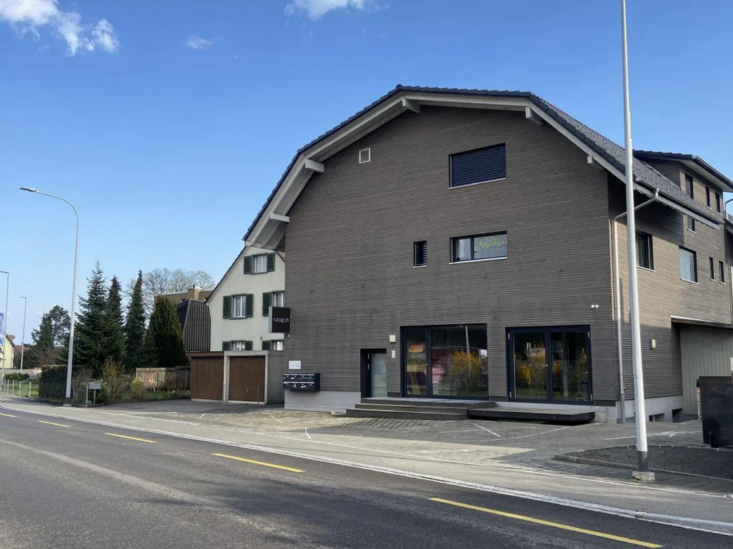 EMPLACEMENT TRÈS FRÉQUENTÉ | IDÉAL COMME BUREAU OU SALLE D'EXPOSITION - Photo 3 sur 5