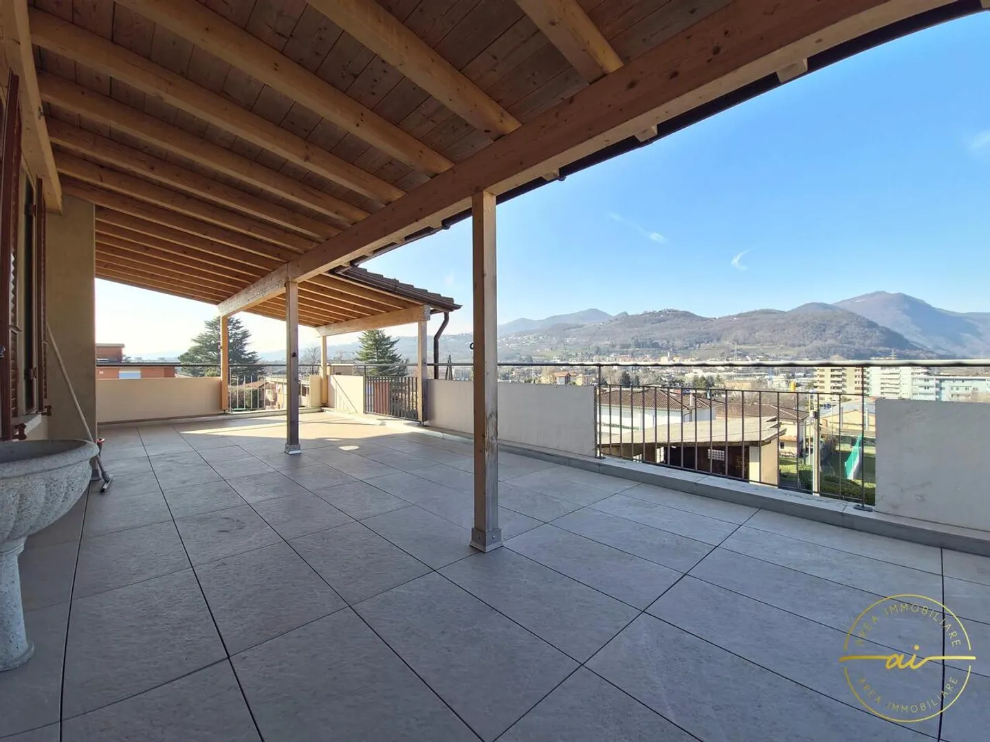 4-ROOM APARTMENT WITH LARGE COVERED TERRACE IN MENDRISIO - Photo 5 of 13