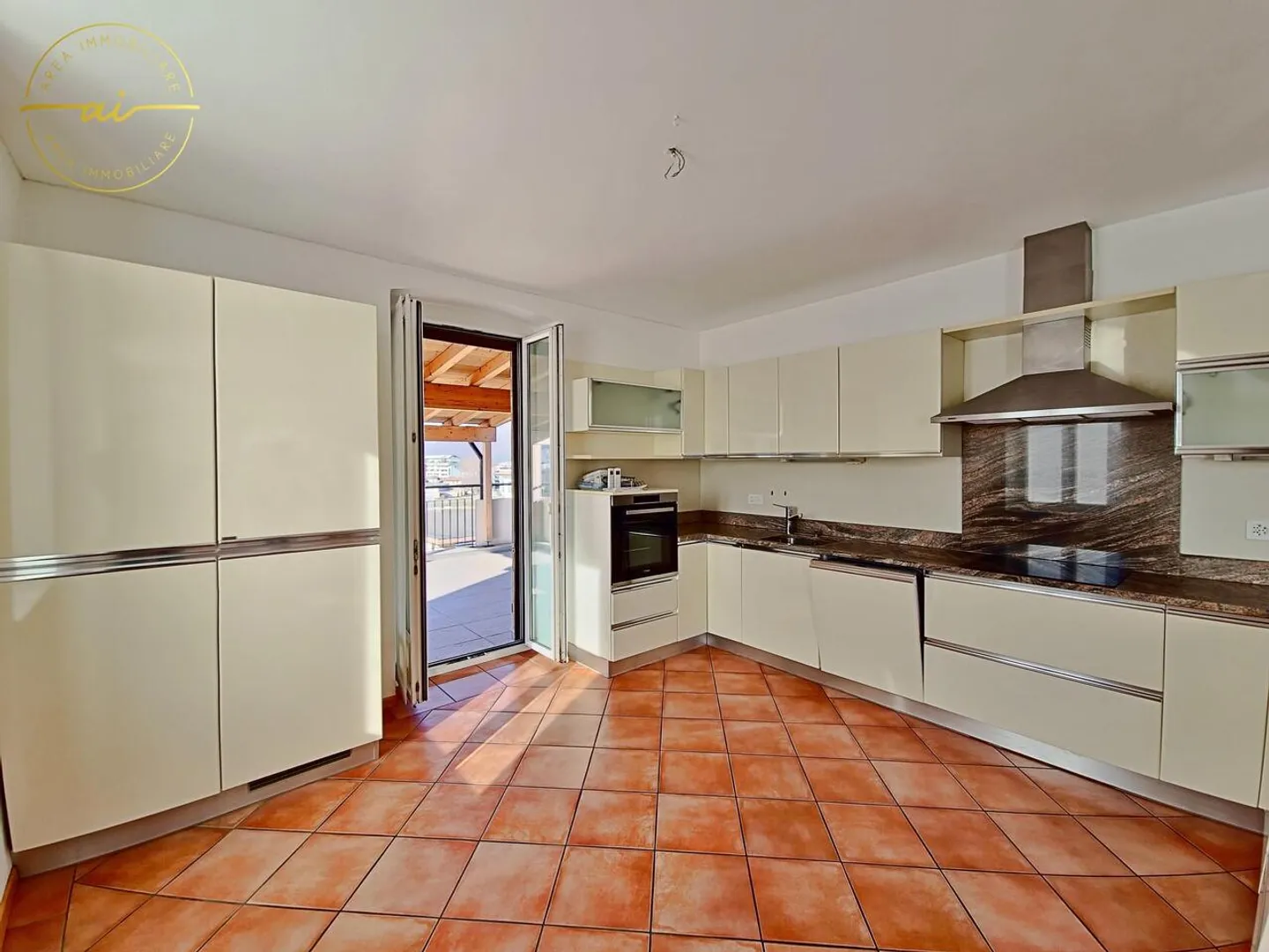 4-ROOM APARTMENT WITH LARGE COVERED TERRACE IN MENDRISIO - Photo 7 of 13