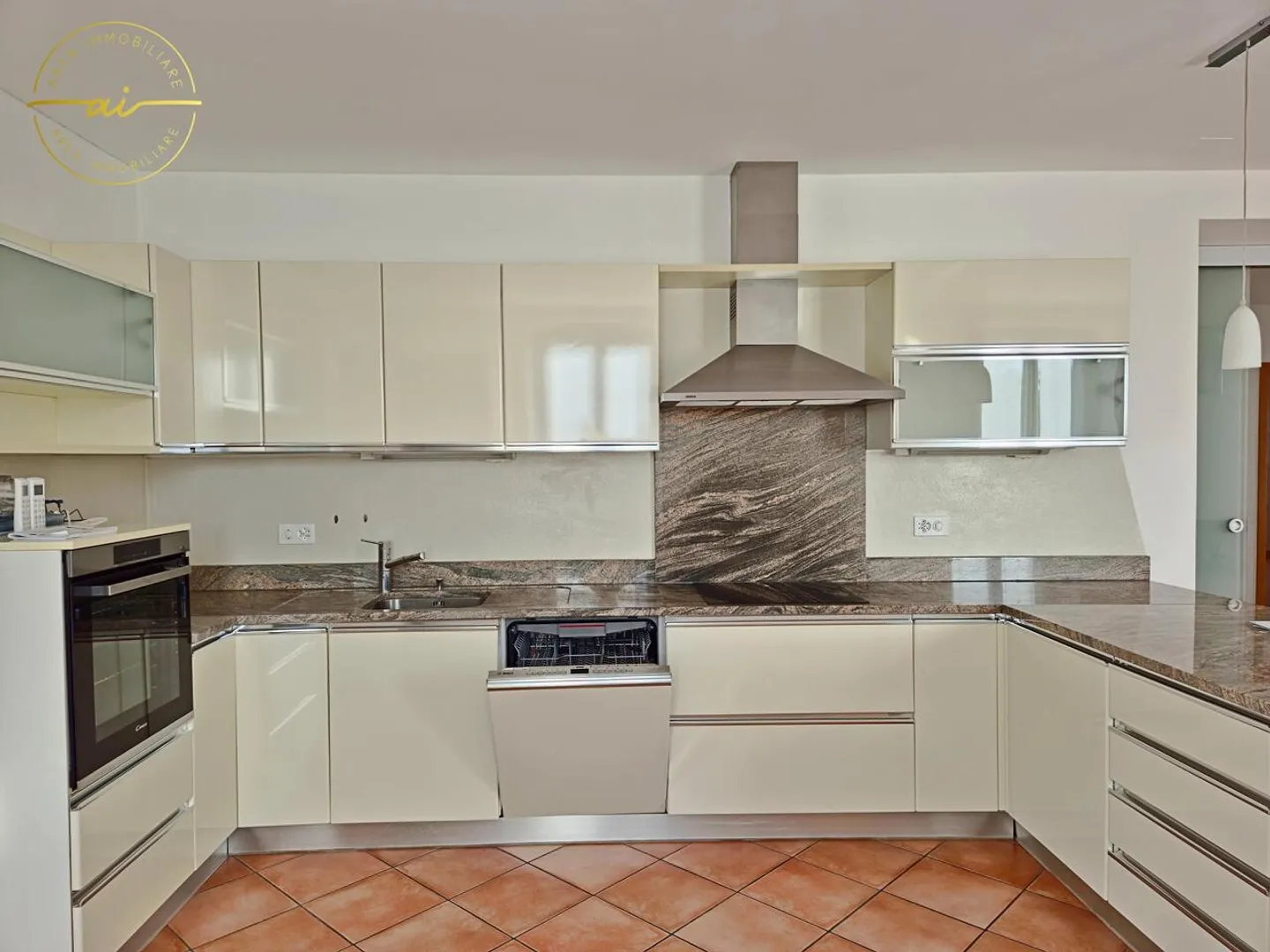 4-ROOM APARTMENT WITH LARGE COVERED TERRACE IN MENDRISIO - Photo 10 of 13