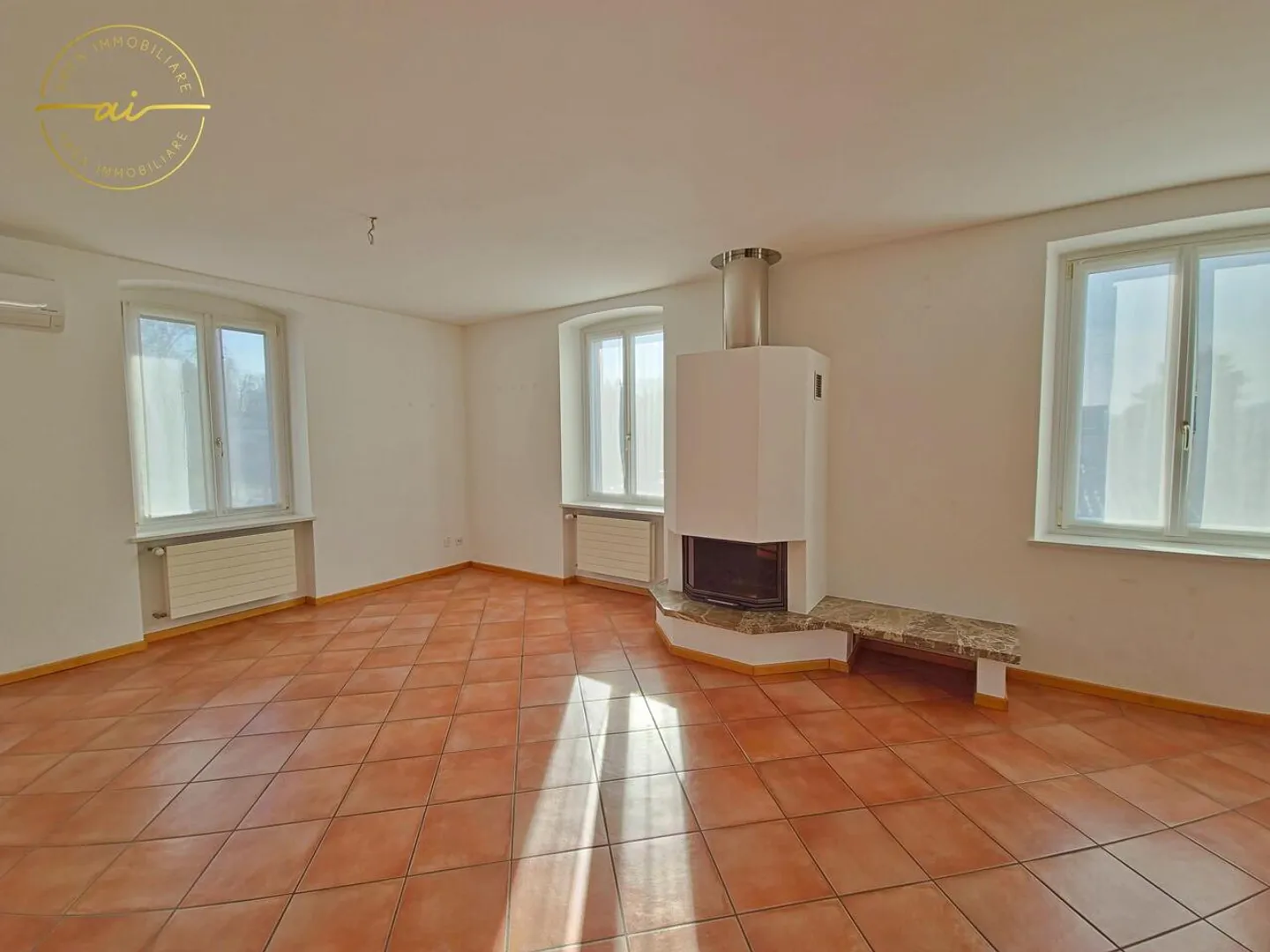 4-ROOM APARTMENT WITH LARGE COVERED TERRACE IN MENDRISIO - Photo 3 of 13