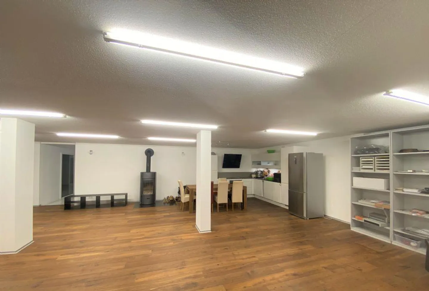 EMPLACEMENT TRÈS FRÉQUENTÉ | IDÉAL COMME BUREAU OU SALLE D'EXPOSITION - Photo 4 sur 5