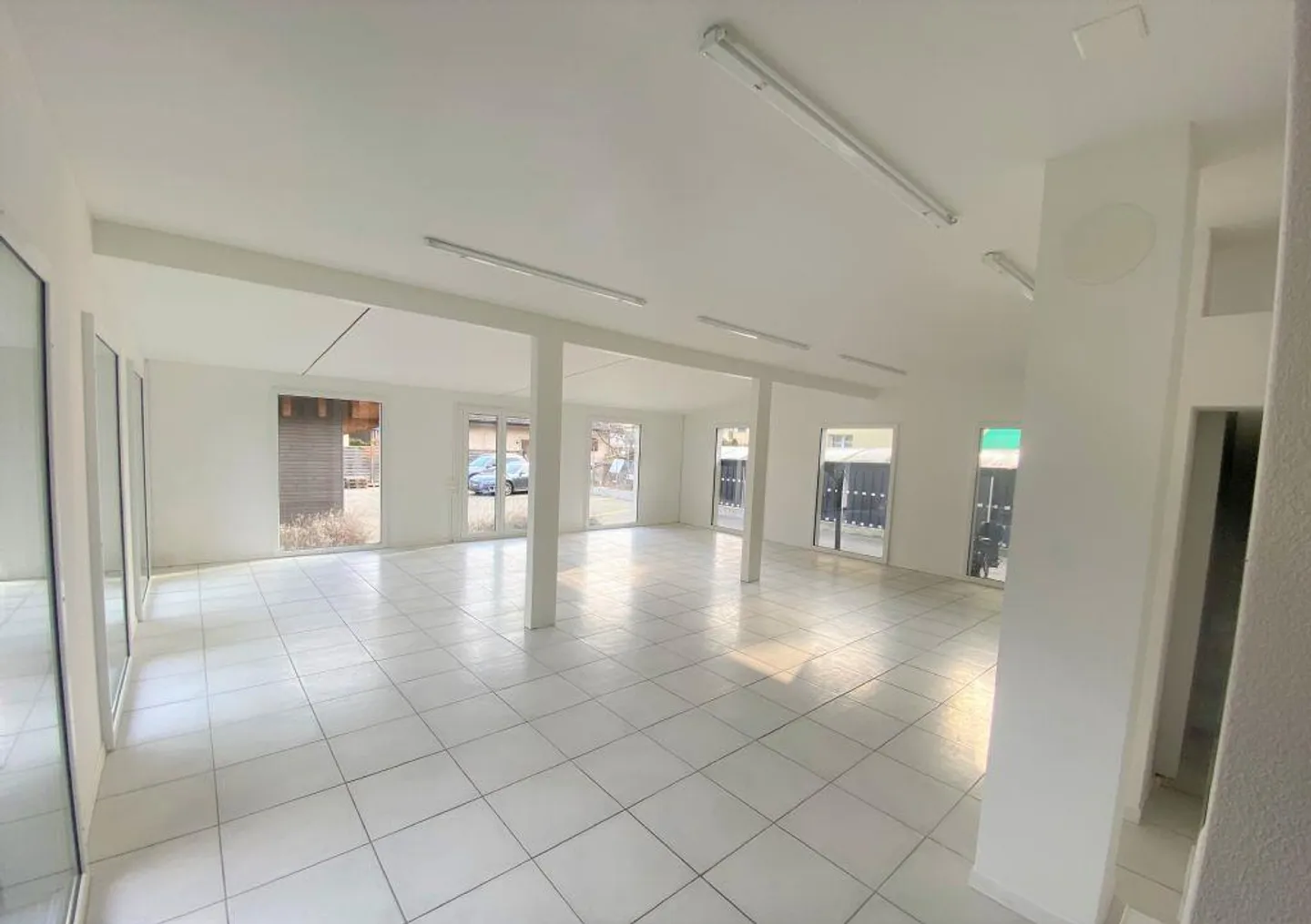 EMPLACEMENT TRÈS FRÉQUENTÉ | IDÉAL COMME BUREAU OU SALLE D'EXPOSITION - Photo 5 sur 5