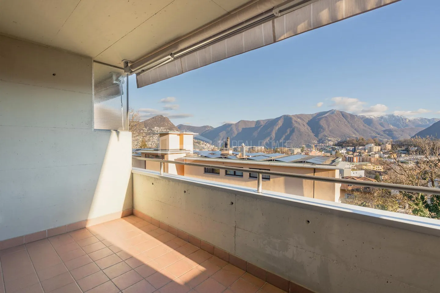 Appartement avec 3,5 pièces rénové avec vue agréable - Photo 3 sur 9