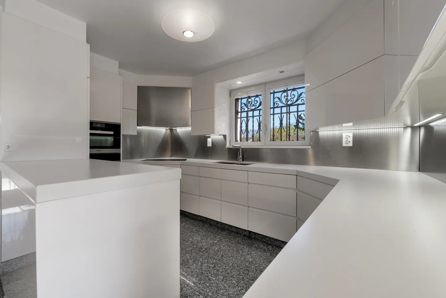 Elegante Familienvilla mit Garten und Terrassen - Foto 4 von 9