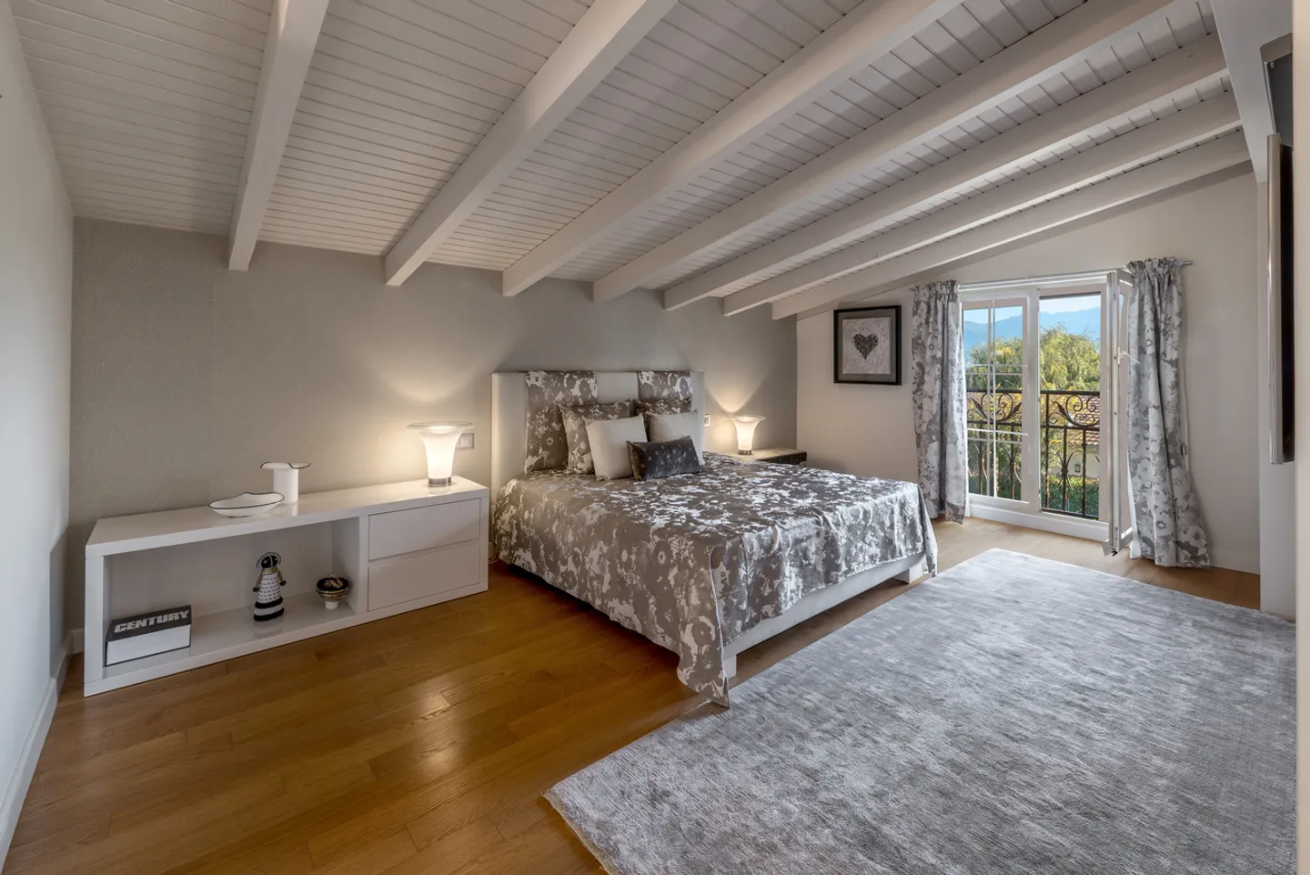 Elegante Familienvilla mit Garten und Terrassen - Foto 6 von 9